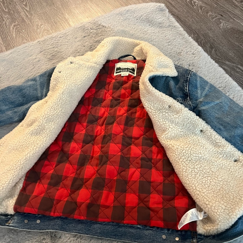 American Eagle Jean Jacket w Cozy Soft Inside - Picture 3 of 5